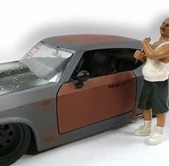 Auto Theft I Figure, White/ Green - American Diorama Figurine 23816 - 1/24 Scale