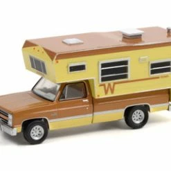 1986 Chevy C20 Silverado Camper Special W/ Winnebago Slide-In Camper, Tan - Greenlight 30288 - 1/64 Scale Diecast Car
