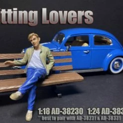 Sitting Lovers Figure I, Blue & Green - American Diorama 38330 - 1/24 Figurine - Diorama Accessory
