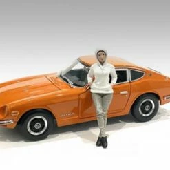 Car Meet 2 Figure I, White W/Beige - American Diorama 76389 - 1/24 Figurine - Diorama Accessory
